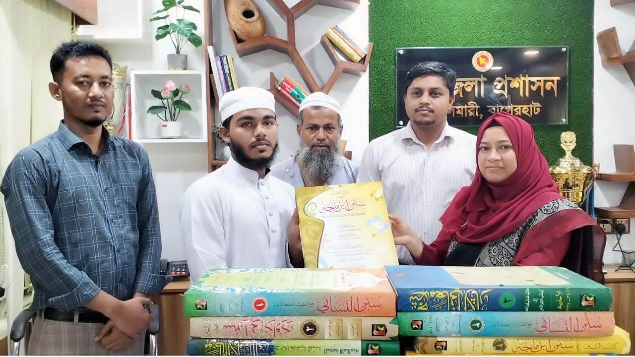 ইউএনও’র পক্ষ থেকে দাওরায় হাদিসের কিতাব পেয়ে কান্নায় ভেঙে পড়লেন বাবা-ছেলে