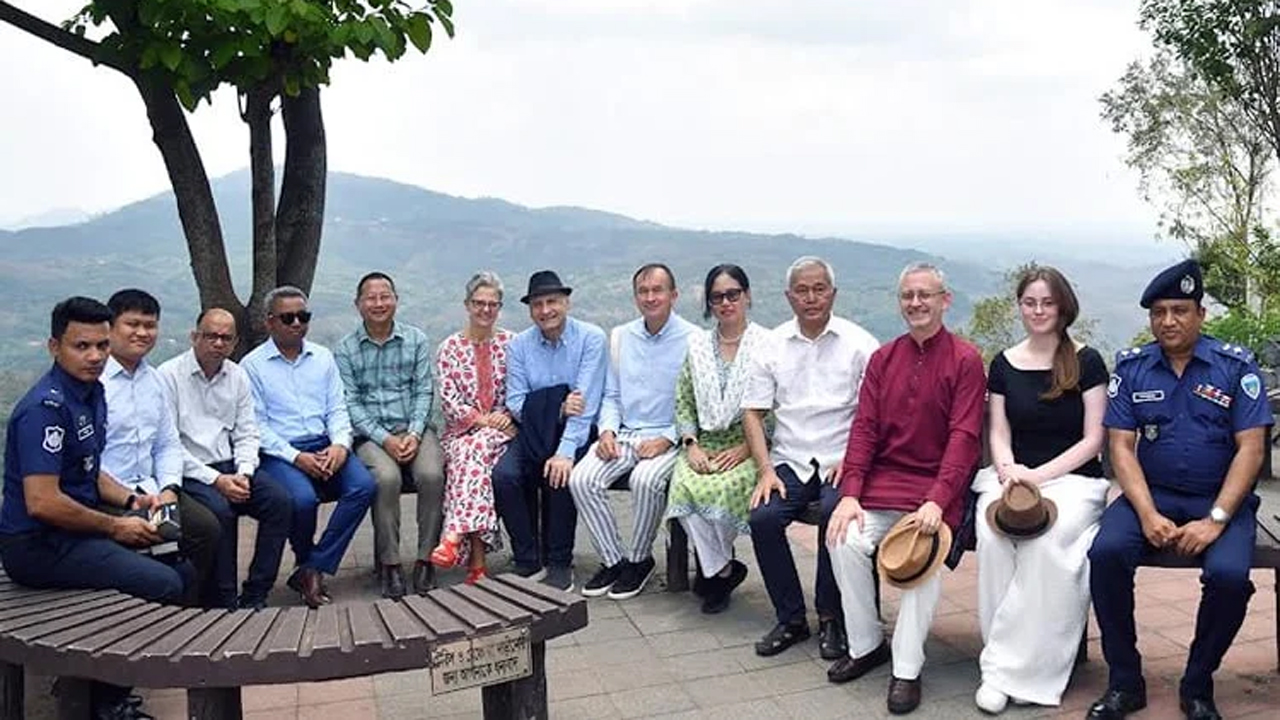 ইইউ রাষ্ট্রদূতসহ চার বিদেশী প্রতিনিধি শুক্রবার বান্দরবানের নীলাচলে পার্বত্য চট্টগ্রাম বিষয়ক উপদেষ্টা সুপ্রদীপ চাকমার সাথে সৌজন্য সাক্ষাৎ করেন