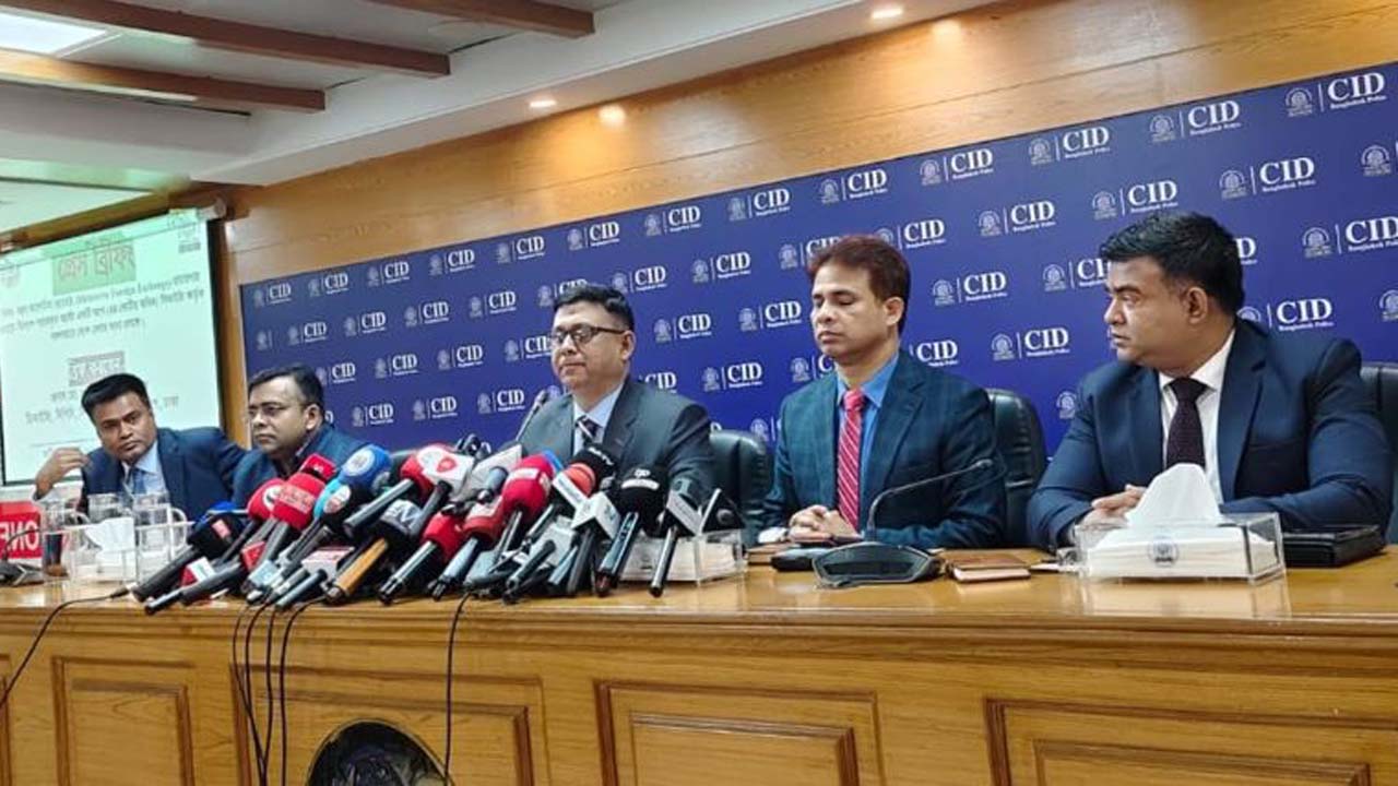 সংবাদ সম্মেলনে কথা বলছেন ডিআইজি মো: আবুল বাশার তালুকদার