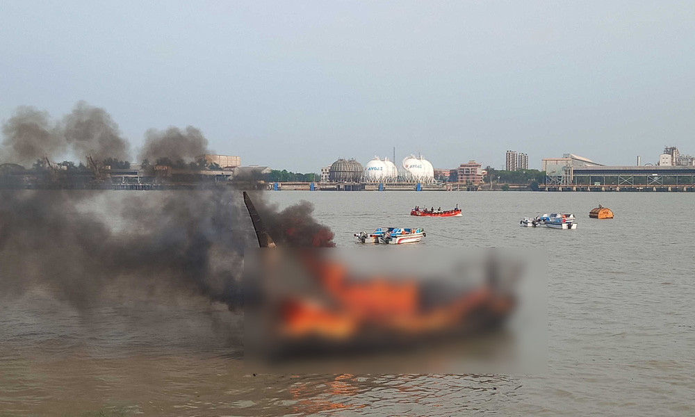 কর্ণফুলী নদীতে ফিশিং ট্রলারে বিস্ফোরণ