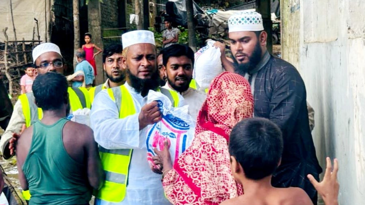 ত্রাণ বিতরণ