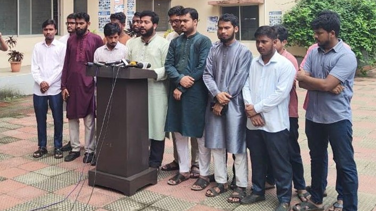 সংবাদ সম্মেলনে ছাত্রশিবির নেতারা