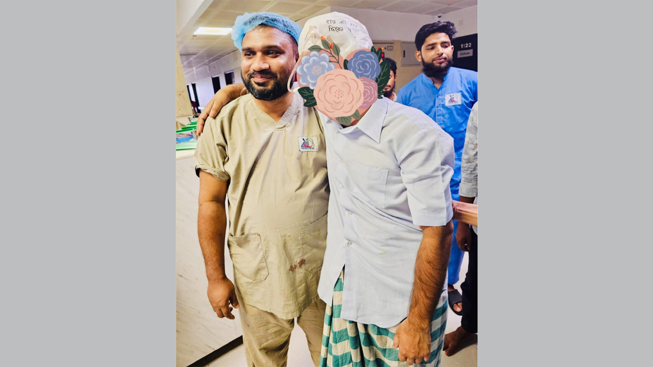 হাঁটছেন মামুন