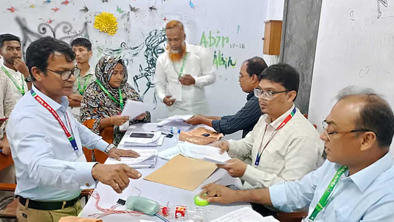 চাকসুর ভোটগ্রহণ শেষে গণনার প্রস্তুতি নিচ্ছেন সংশ্লিষ্টরা