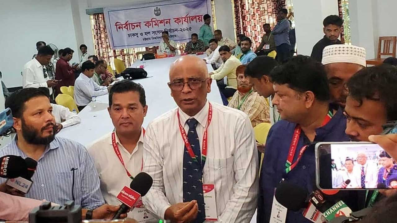 অমোচনীয় কালি প্রসঙ্গে সাংবাদিকদের সঙ্গে কথা বলেন চাকসুর প্রধান নির্বাচন কমিশনার অধ্যাপক ড. মনির উদ্দিন