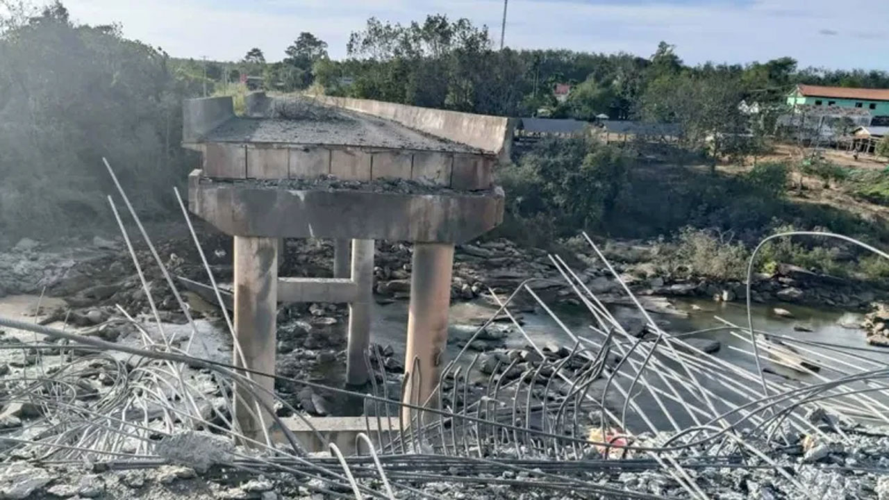 কম্বোডিয়ার পুরসাত প্রদেশে থাই সামরিক হামলায় ক্ষতিগ্রস্ত সেতু