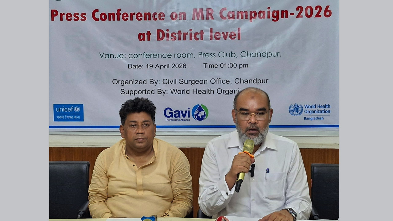 সংবাদ সম্মেলনে বক্তব্য রাখছেন চাঁদপুর সদর উপজেলা পরিবার পরিকল্পনা কর্মকর্তা