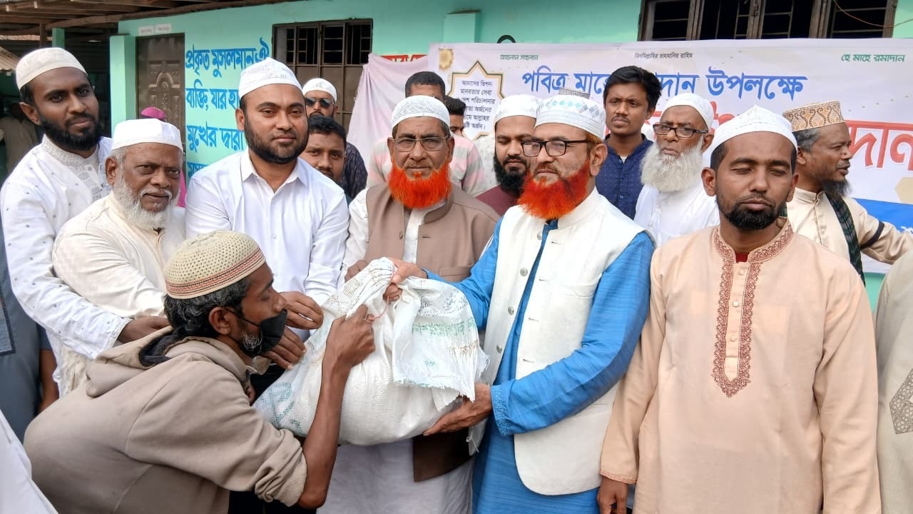 চাঁদপুরে দুই হাজার পরিবারের মাঝে জামায়াতের ইফতার সামগ্রী বিতরণ