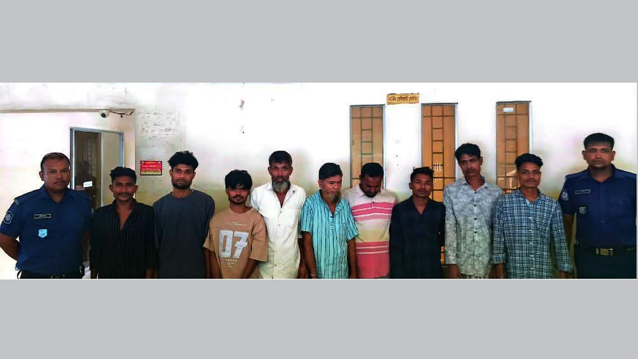 চকরিয়ায় পুলিশের অভিযানে জুয়াড়িসহ গ্রেফতার ৯