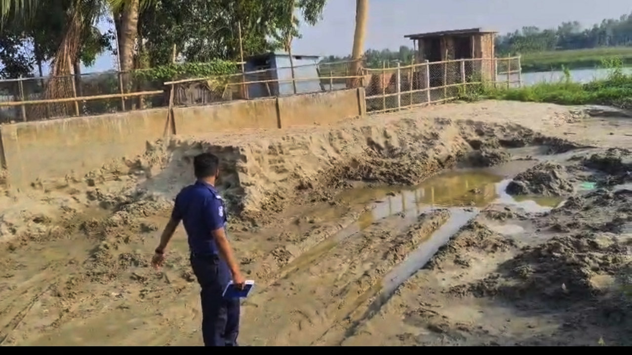 চকরিয়ায় মাতামুহুরি নদী থেকে অবৈধ বালু উত্তোলন বন্ধে পুলিশের অভিযান
