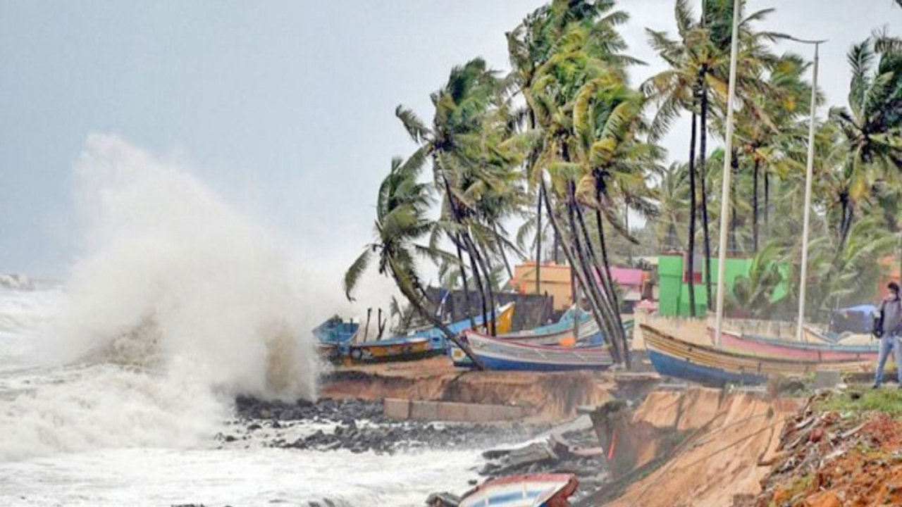 উত্তাল সাগরে উপকূলজুড়ে ঝড়ের সতর্কতা