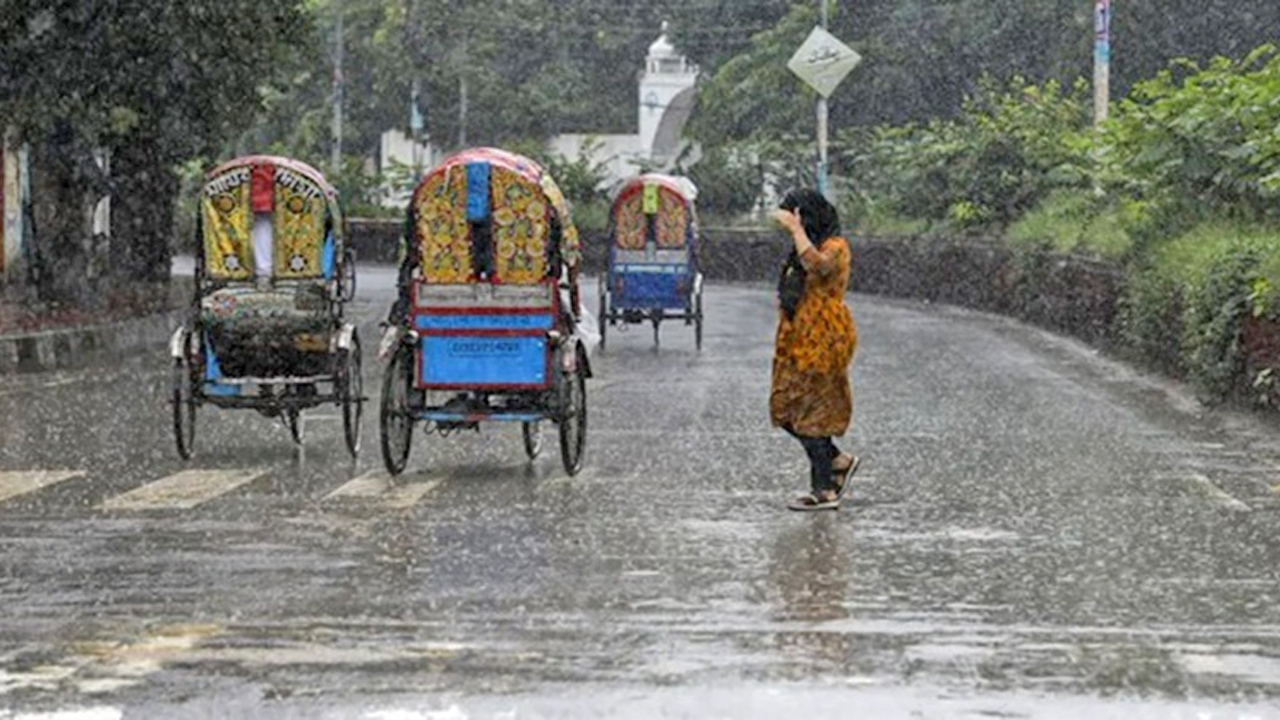 বৃষ্টিভেজা পথে মানুষের ছুটে চলা