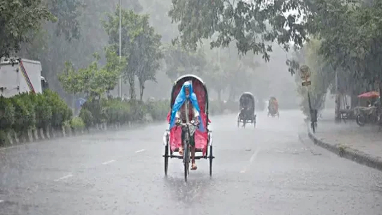 মুষলধারে বৃষ্টিতেও থেমে নেই জীবিকার চাকা