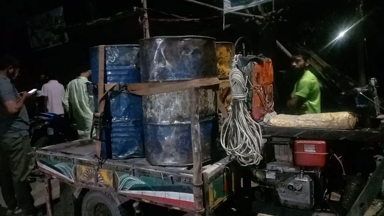 চন্দনাইশে পাচারকালে বিপুল পরিমাণ জ্বালানি তেল জব্দ