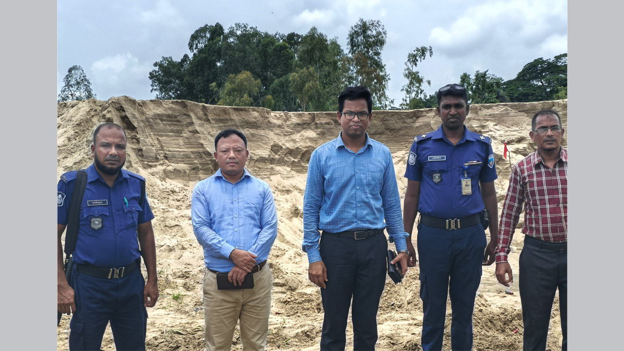 চন্দনাইশে অবৈধ বালুমহালে ভ্রাম্যমাণ আদালতের অভিযান, জরিমানা আদায়