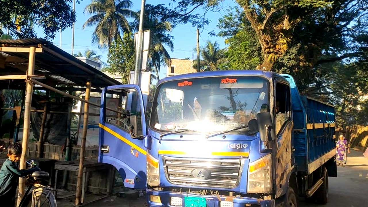 কুমিল্লার চান্দিনায় ছিনতাই হওয়ার গরুবাহী ট্রাক