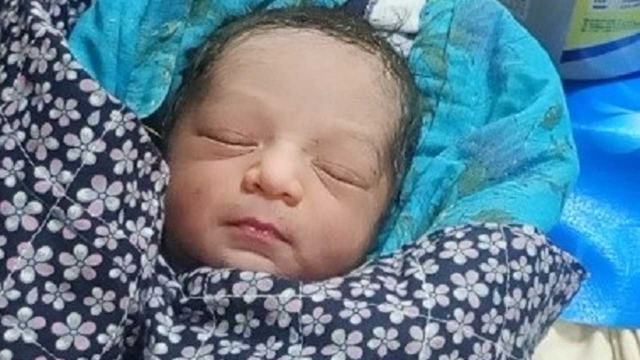 চাঁদপুরে লঞ্চে জন্ম নেয়া নবজাতক