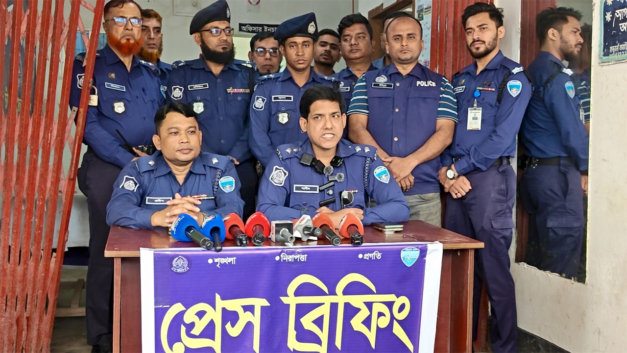 মতলব উত্তরে বৃদ্ধা হত্যার রহস্য উদঘাটন শেষে পুলিশের সংবাদ সম্মেলন