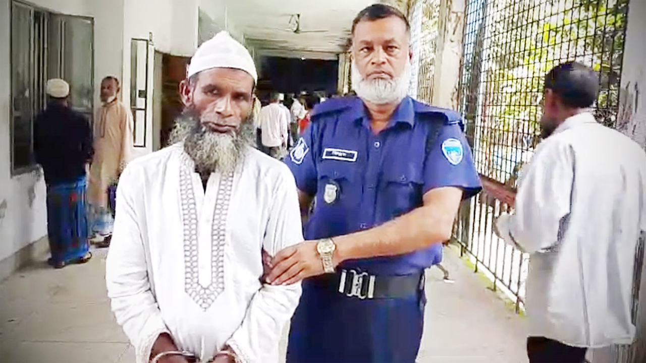 ধর্ষণ মামলায় দণ্ডপ্রাপ্ত আসামি মো: অরুণ ভূঁইয়াকে রায় ঘোষণার পর পুলিশ হেফাজতে নিয়ে যাওয়া হচ্ছে