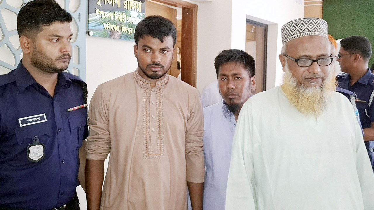 পরীক্ষার প্রশ্নপত্র ফাঁসের দায়ে আটক অভিযুক্তরা