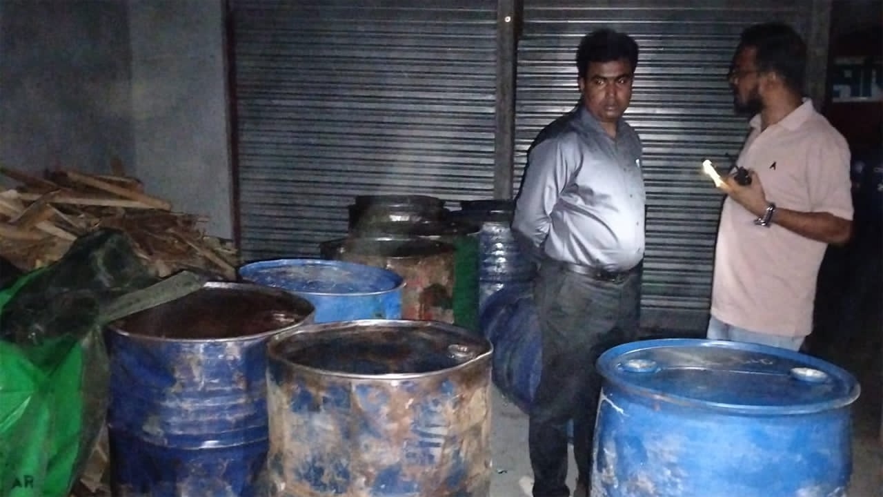 অভিযানে জব্দকৃত জ্বালানি তেল