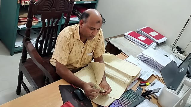 ঘুষ নিচ্ছেন তহসিলদার