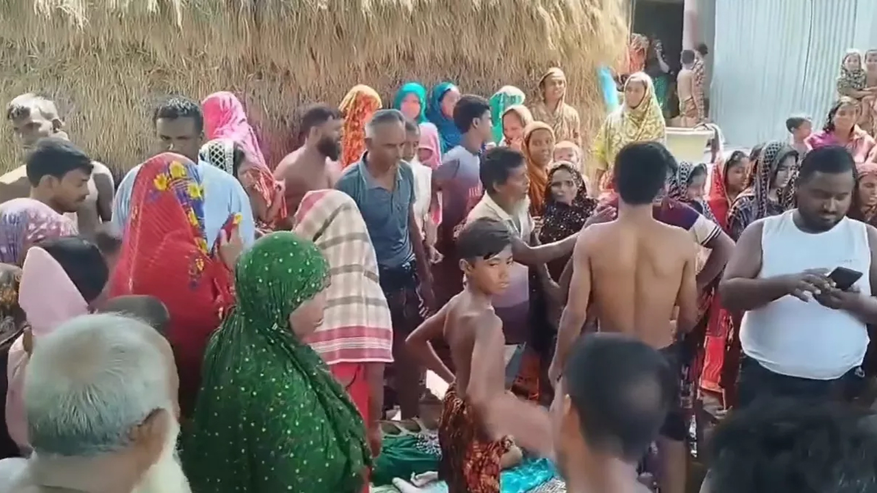 নিহতদের বাড়িতে ভিড় করেছেন স্বজন ও প্রতিবেশীরা