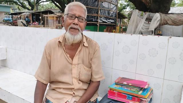 ট্রেন, রাস্তা-ঘাট বা বাজারে বই বিক্রি করে রশিদ