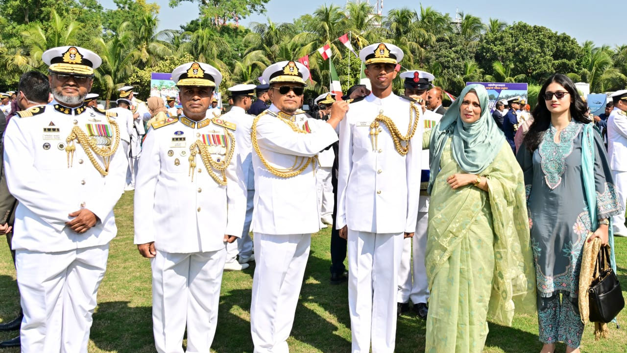 নৌবাহিনী প্রধান বিভিন্ন বিষয়ে কৃতি প্রশিক্ষণার্থীদের হাতে গৌরবময় পদক তুলে দেন