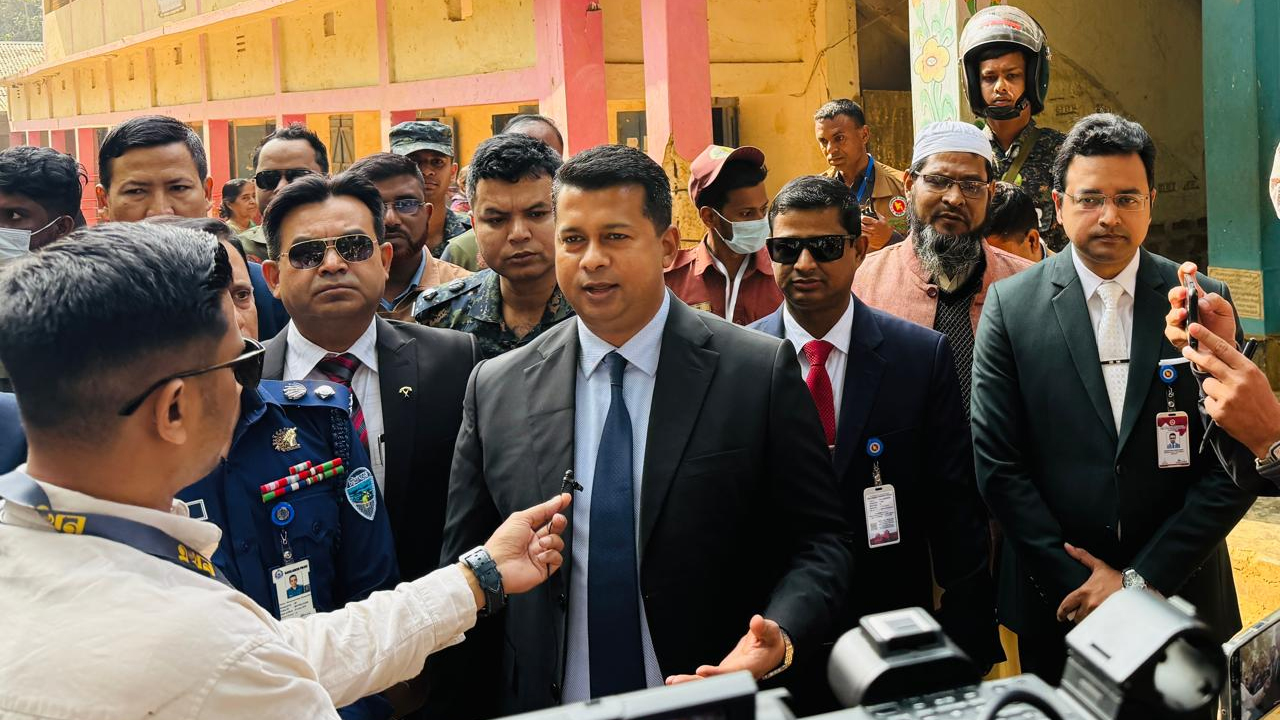 সাংবাদিকদের সাথে কথা বলছেন ডিসি জাহিদুল ইসলাম