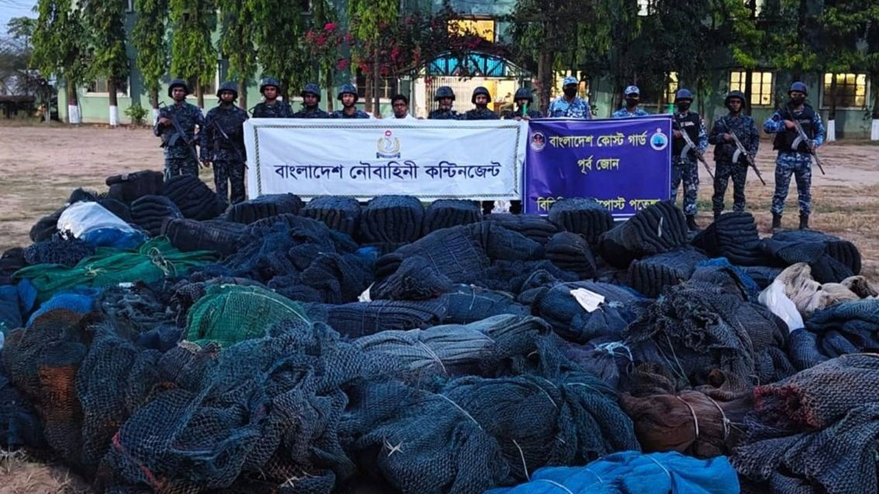 অভিযানে জব্দ করা অবৈধ জাল