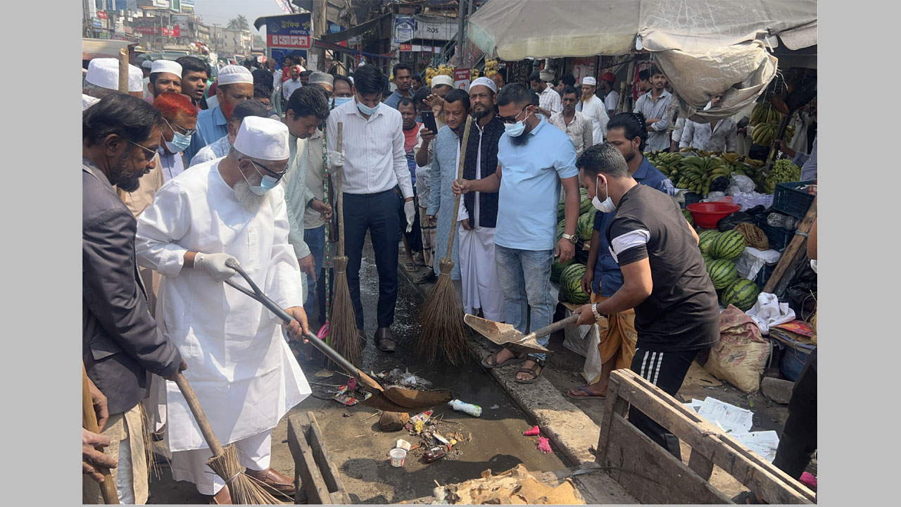 পরিচ্ছন্নতা কার্যক্রমে সরাসরি অংশ নিয়েছেন সংসদ সদস্য শাহজাহান চৌধুরী