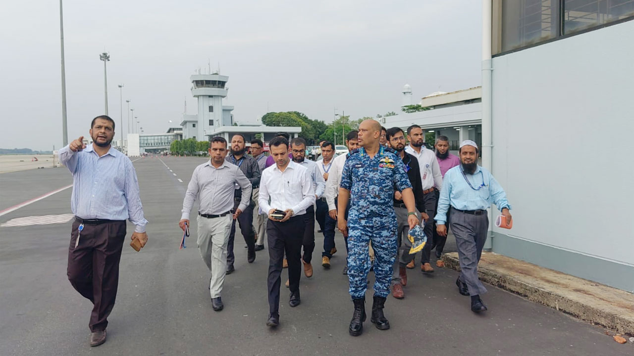 চট্টগ্রাম বিমানবন্দর পরিদর্শন করছেন এয়ার ভাইস মার্শাল মো: মঞ্জুর কবীর ভূঁইয়া