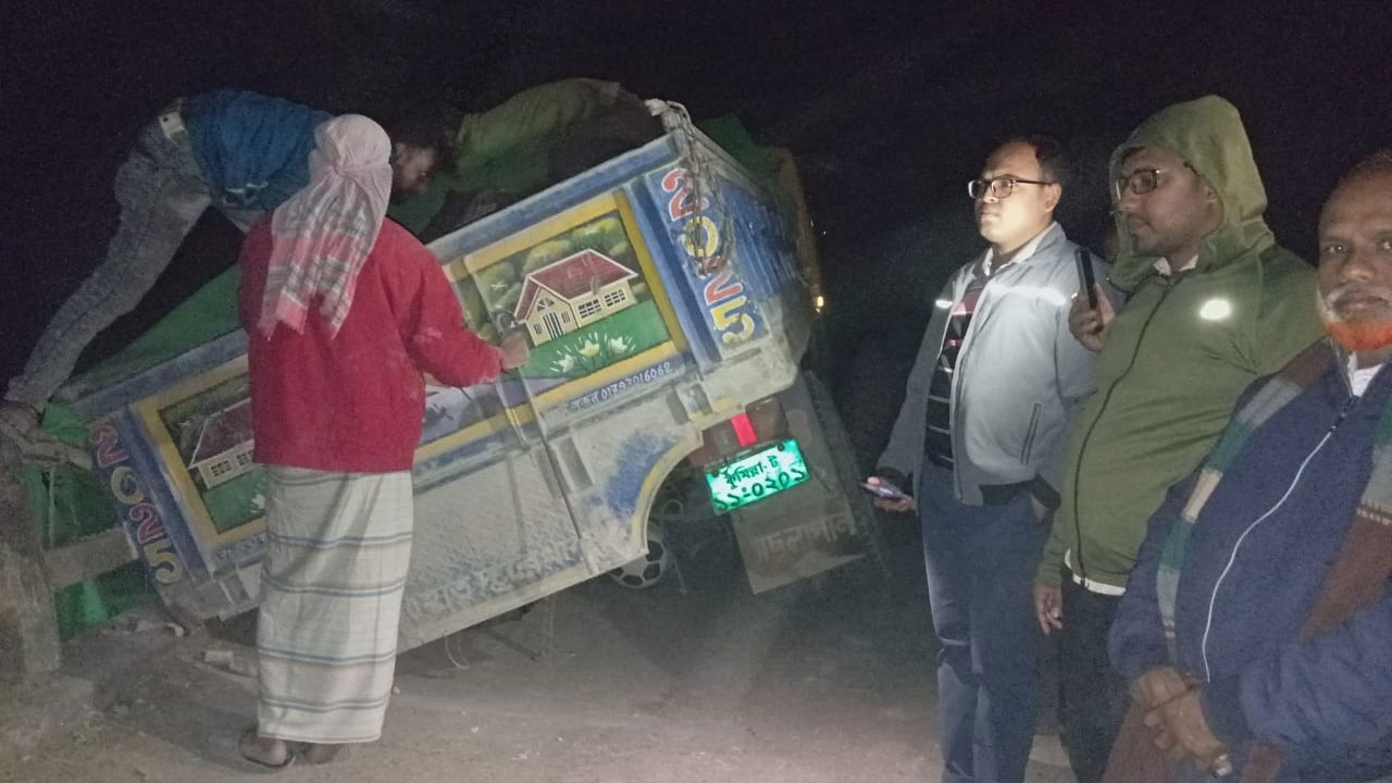 বুড়িচংয়ে ব্রিজের পাটাতন ভেঙে আটকে পড়েছে সিমেন্টবোঝাই ট্রাক