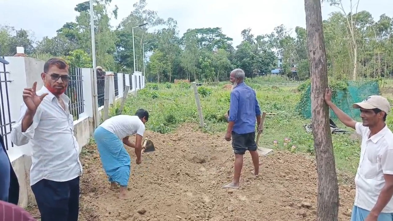 উত্তোলন করা হচ্ছে নিহত এয়ার আহমদের লাশ
