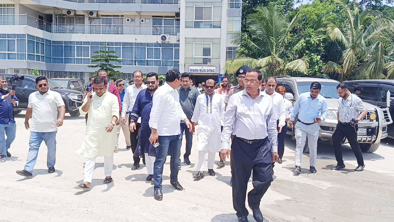 কর্ণফুলী ড্রাইডক পরিদর্শনে তিন প্রতিমন্ত্রী