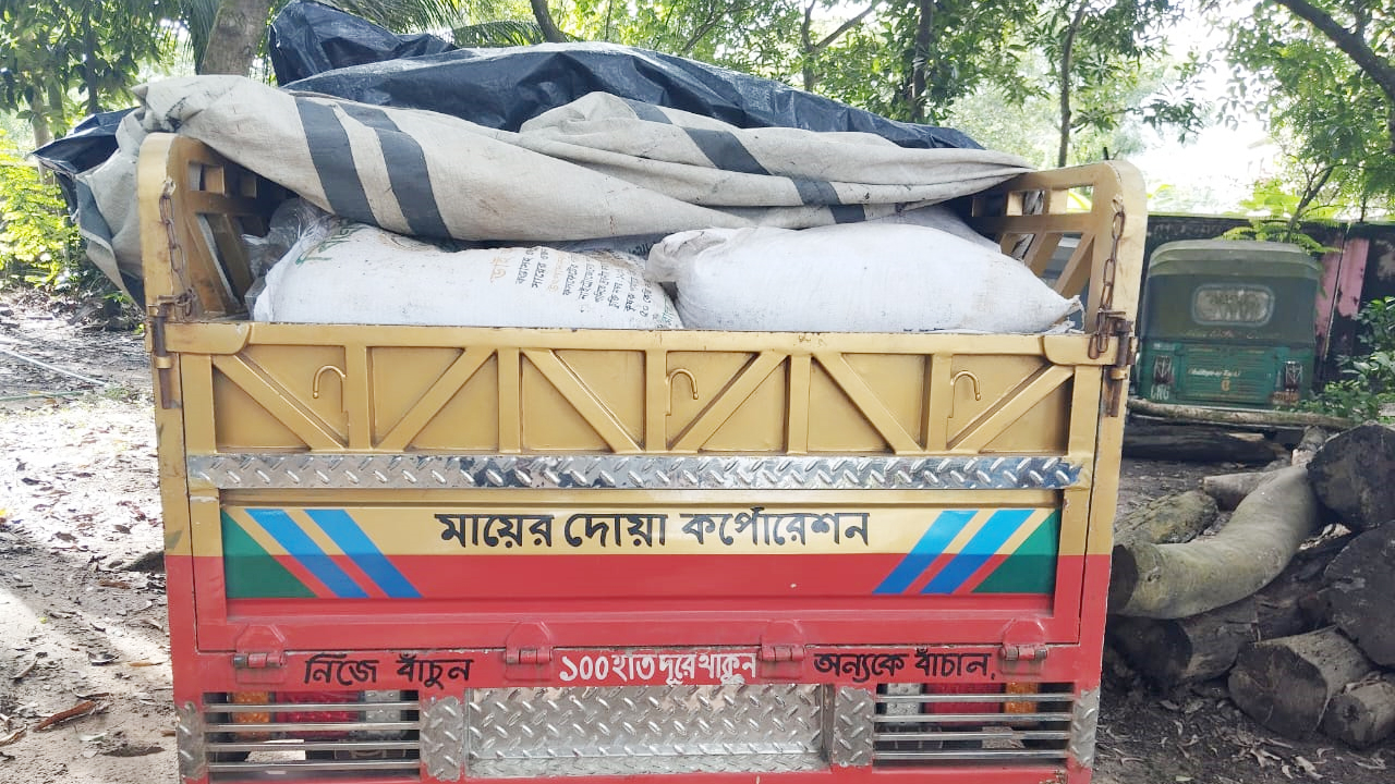 জব্দকৃত সার ও মিনি ট্রাক
