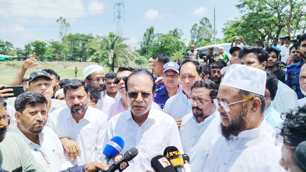 সাংবাদিকদের সাথে কথা বলছেন দুর্যোগ ব্যবস্থাপনা ও ত্রাণমন্ত্রী আসাদুল হাবিব দুলু