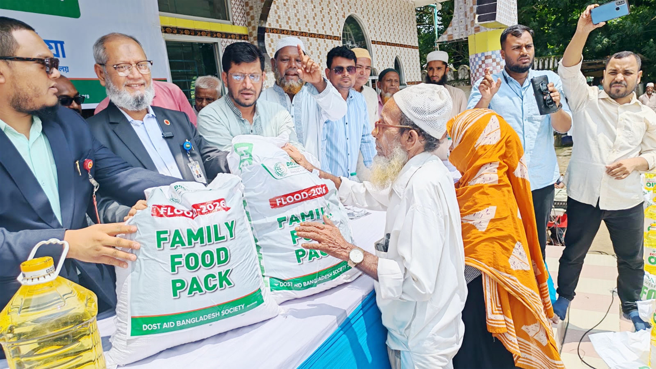 বন্যাদুর্গতদের মাঝে ত্রাণ বিতরণ