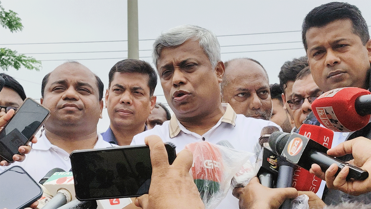 সাংবাদিকদের সাথে কথা বলছেন বিদ্যুৎ, জ্বালানি ও খনিজ সম্পদ প্রতিমন্ত্রী অনিন্দ্য ইসলাম অমিত