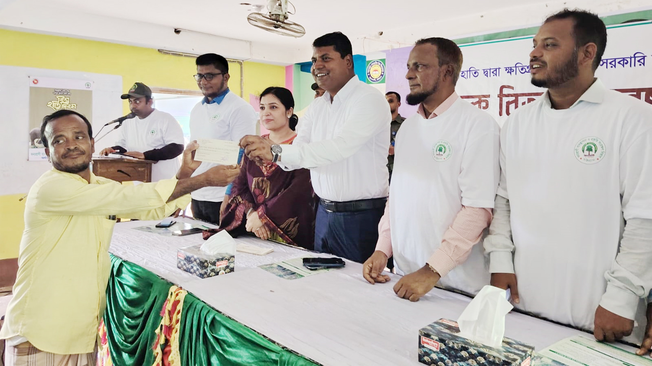 চেক বিতরণ করা হচ্ছে