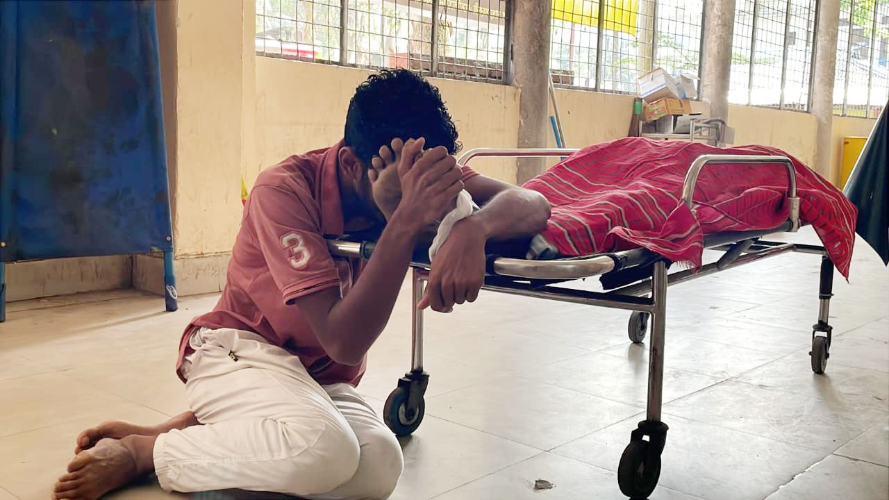 লাশের পাশে স্বজনের আহাজারি