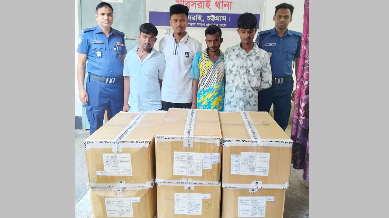 গার্মেন্টস পণ্য লুটের ঘটনায় গ্রেফতার চার ডাকাত সদস্য, সেইসাথে জব্দকৃত পণ্য