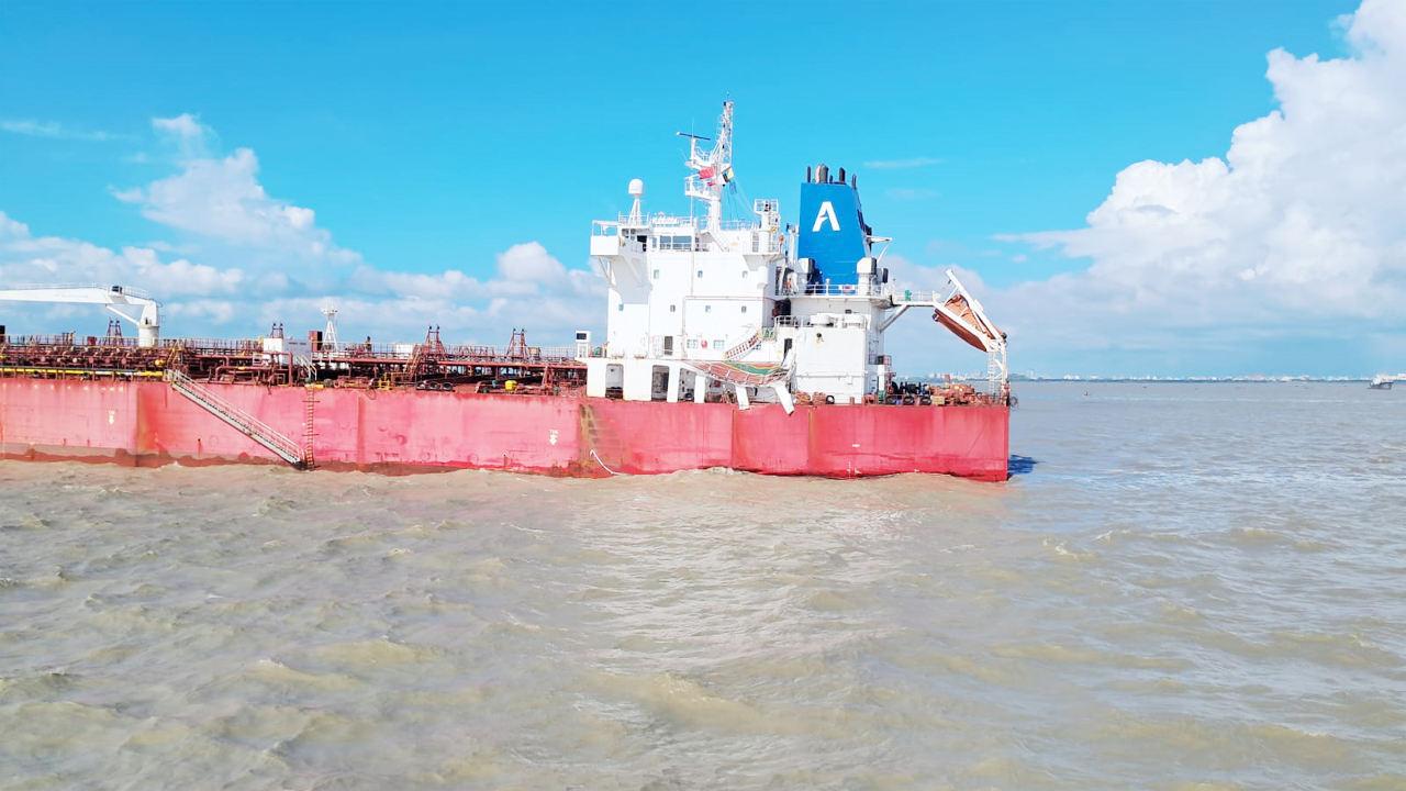 ৩৩ হাজার মেট্রিক টন ডিজেলবাহী ট্যাঙ্কার জাহাজ এমটি সি স্পাইক