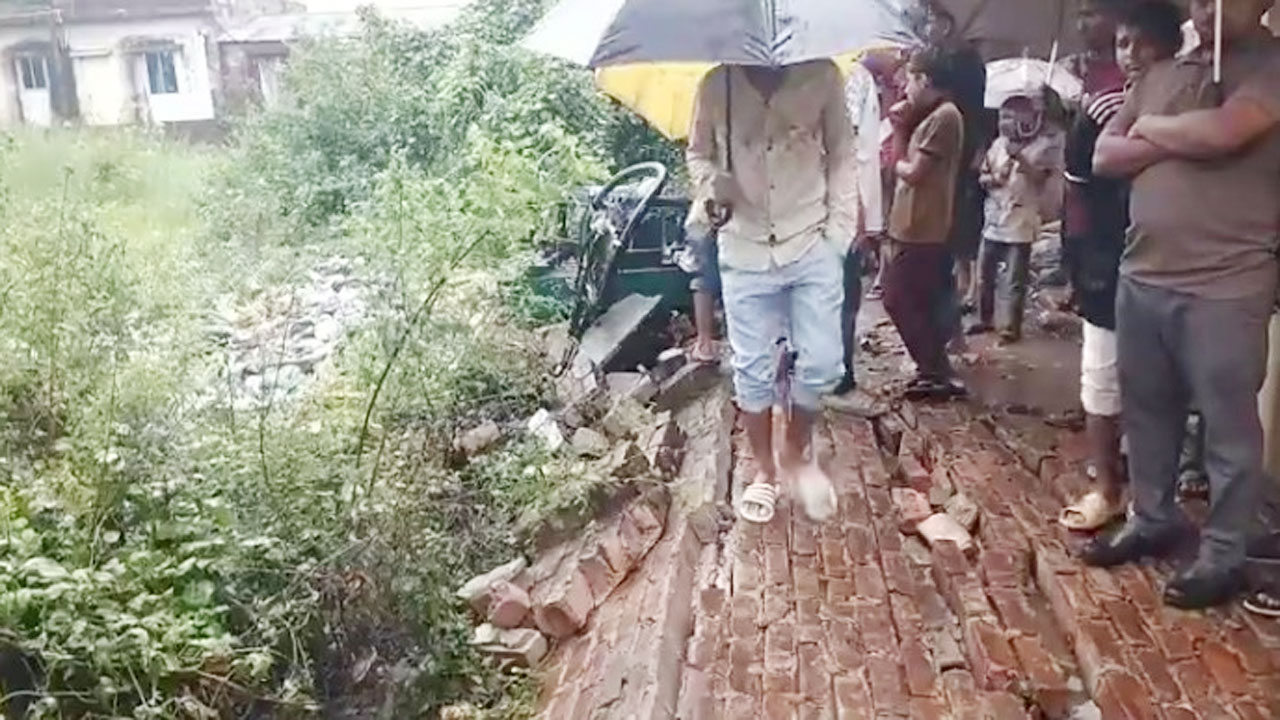 ঘটনাস্থলে স্থানীয়দের ভিড়