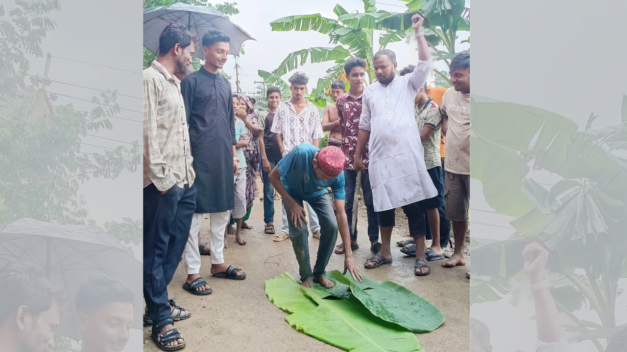 চুরির অভিযোগে যুবককে নামাজ পড়ানো হচ্ছে