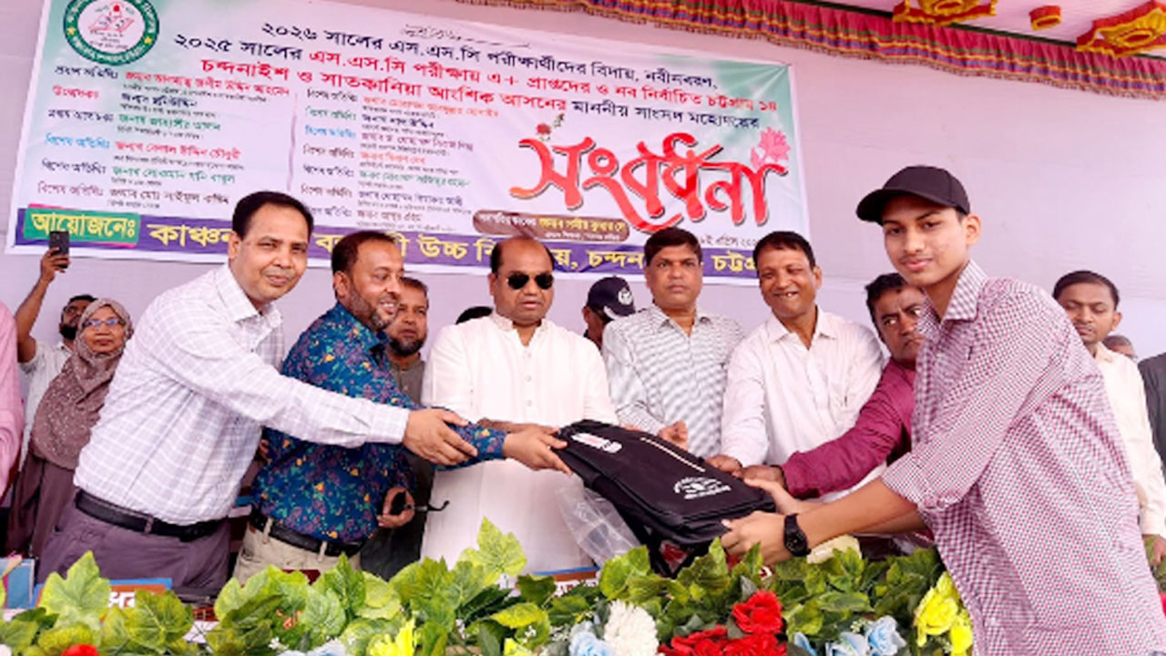 শিক্ষার্থীদের হাতে পুরস্কার তুলে দিচ্ছেন এমপি জসীম উদ্দীন আহমেদ