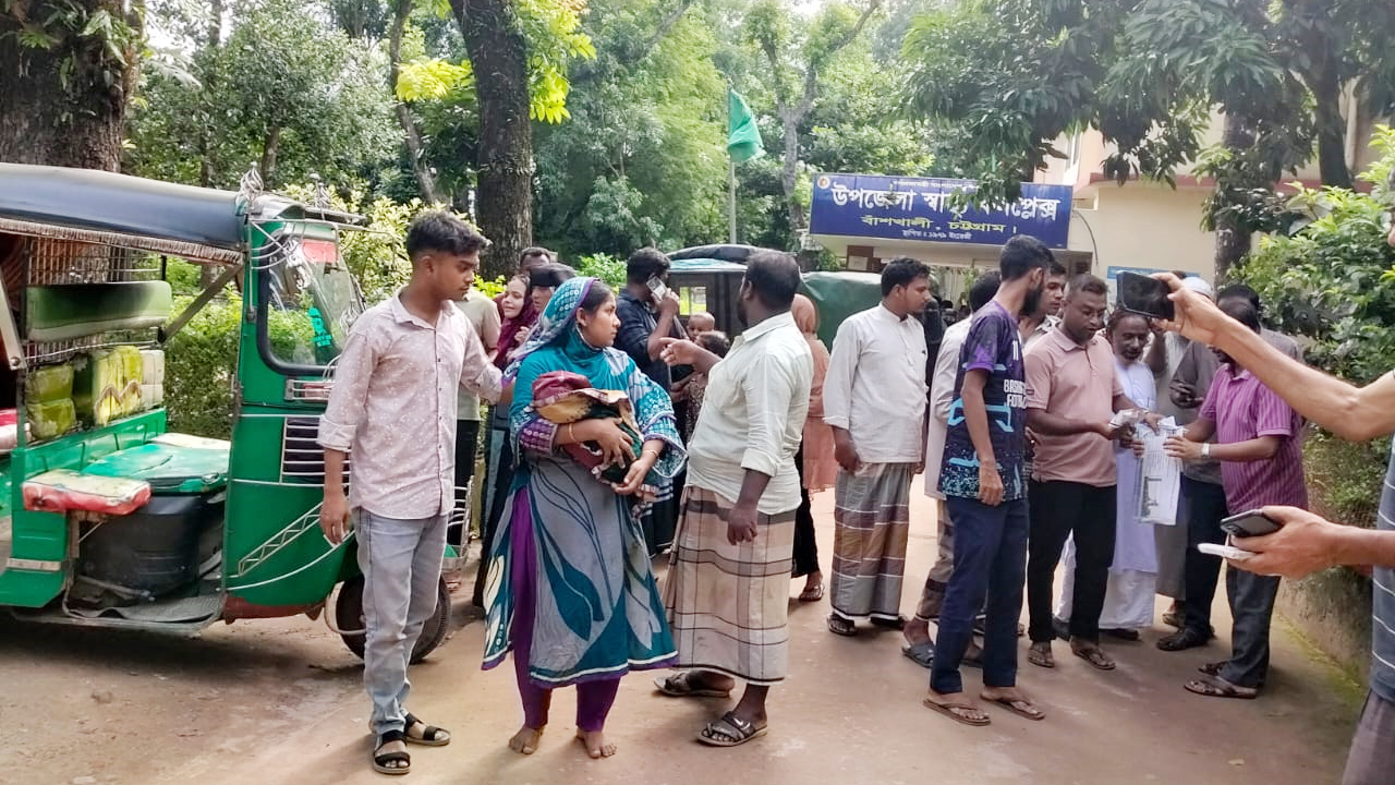 বাঁশখালী উপজেলা স্বাস্থ্য কমপ্লেক্সের সামনে নিহতের স্বজনরা