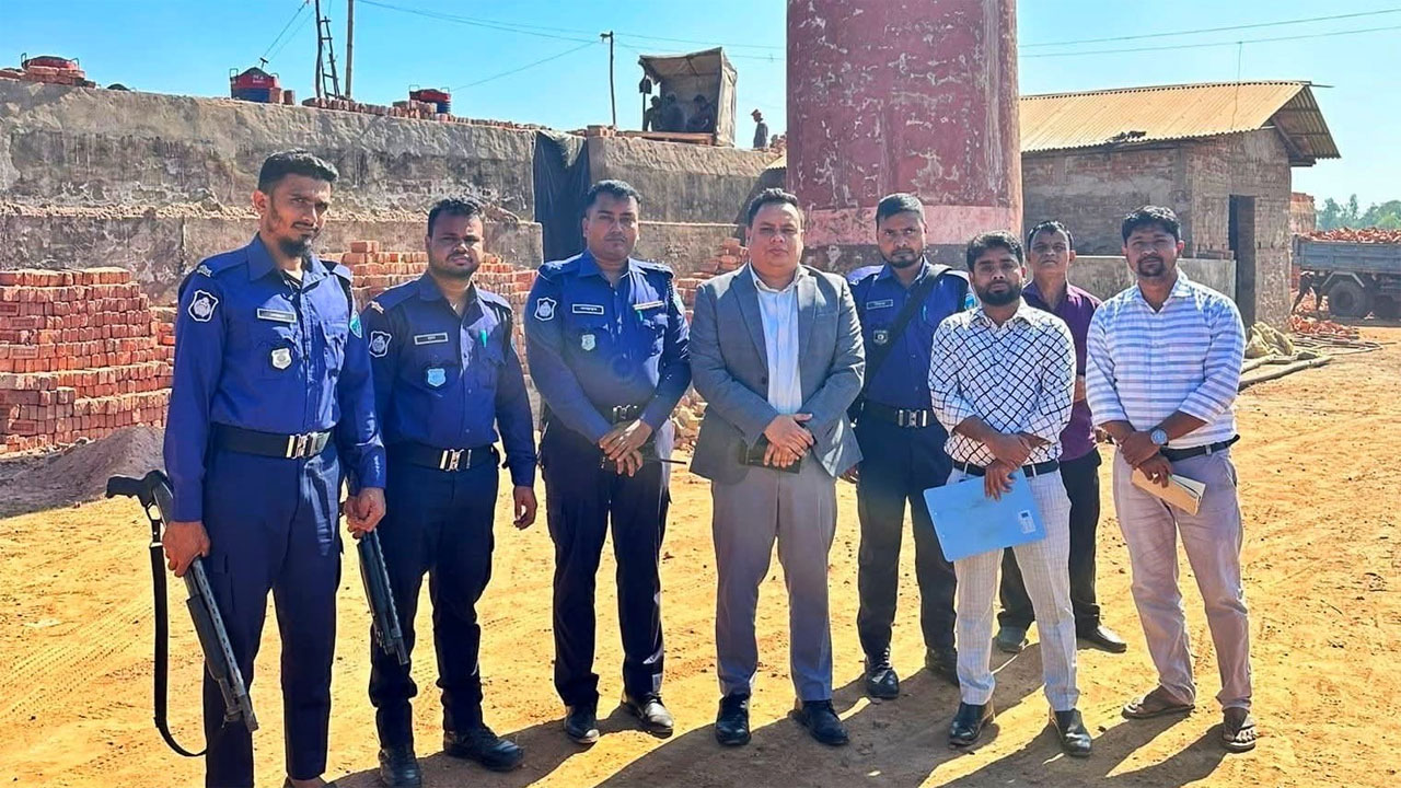 লোহাগাড়ায় ৩ অবৈধ ইটভাটায় আড়াই লাখ টাকা জরিমানা