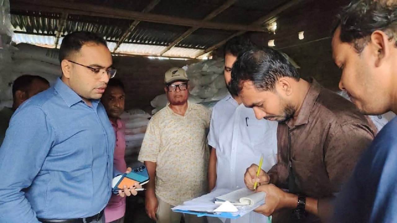 চৌগাছায় ২৭১ বস্তা সার জব্দ, ২০ হাজার টাকা জরিমানা